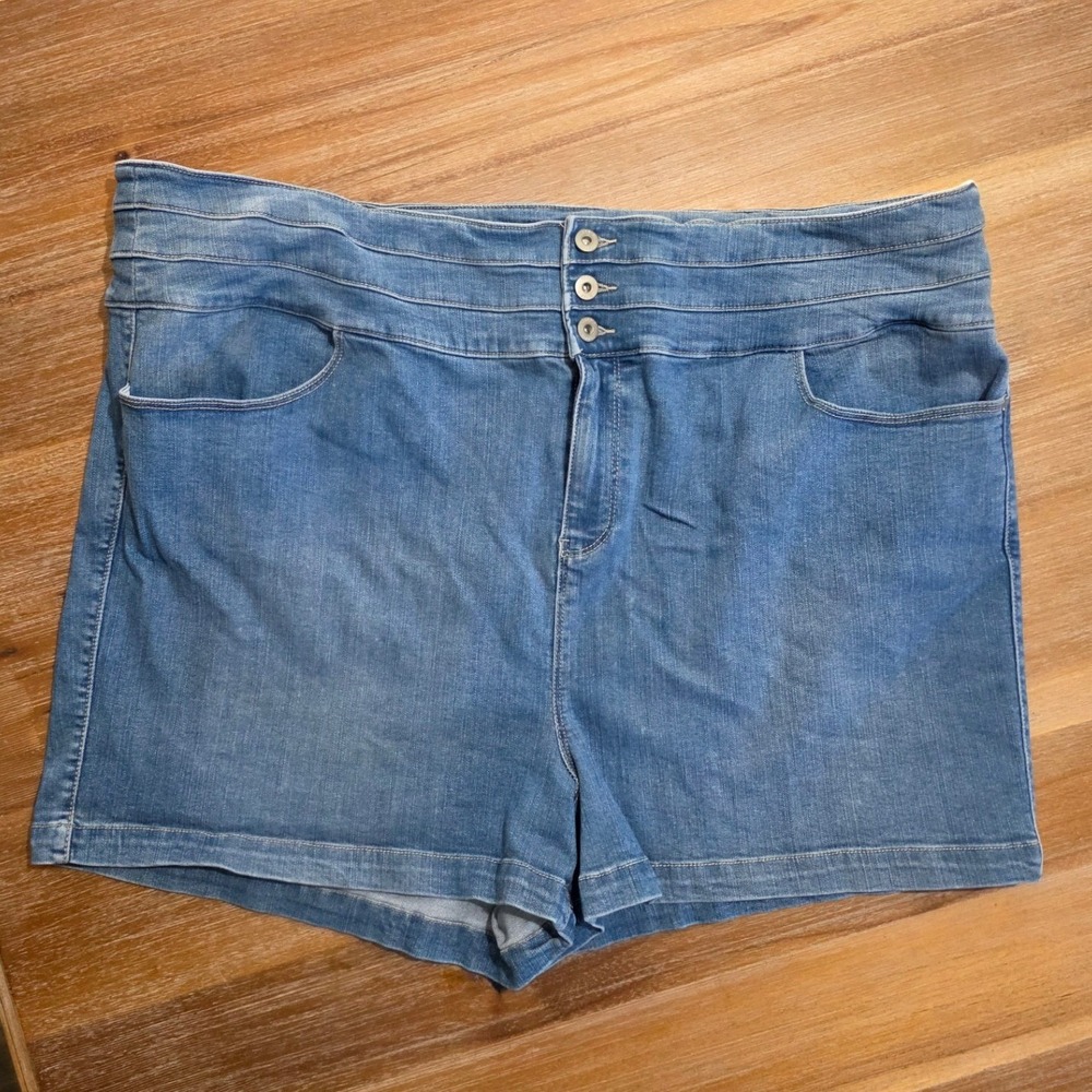 Torrid Womens Plus Size 28 High Rise Triple Button Denim Shorts Light Wash Blue